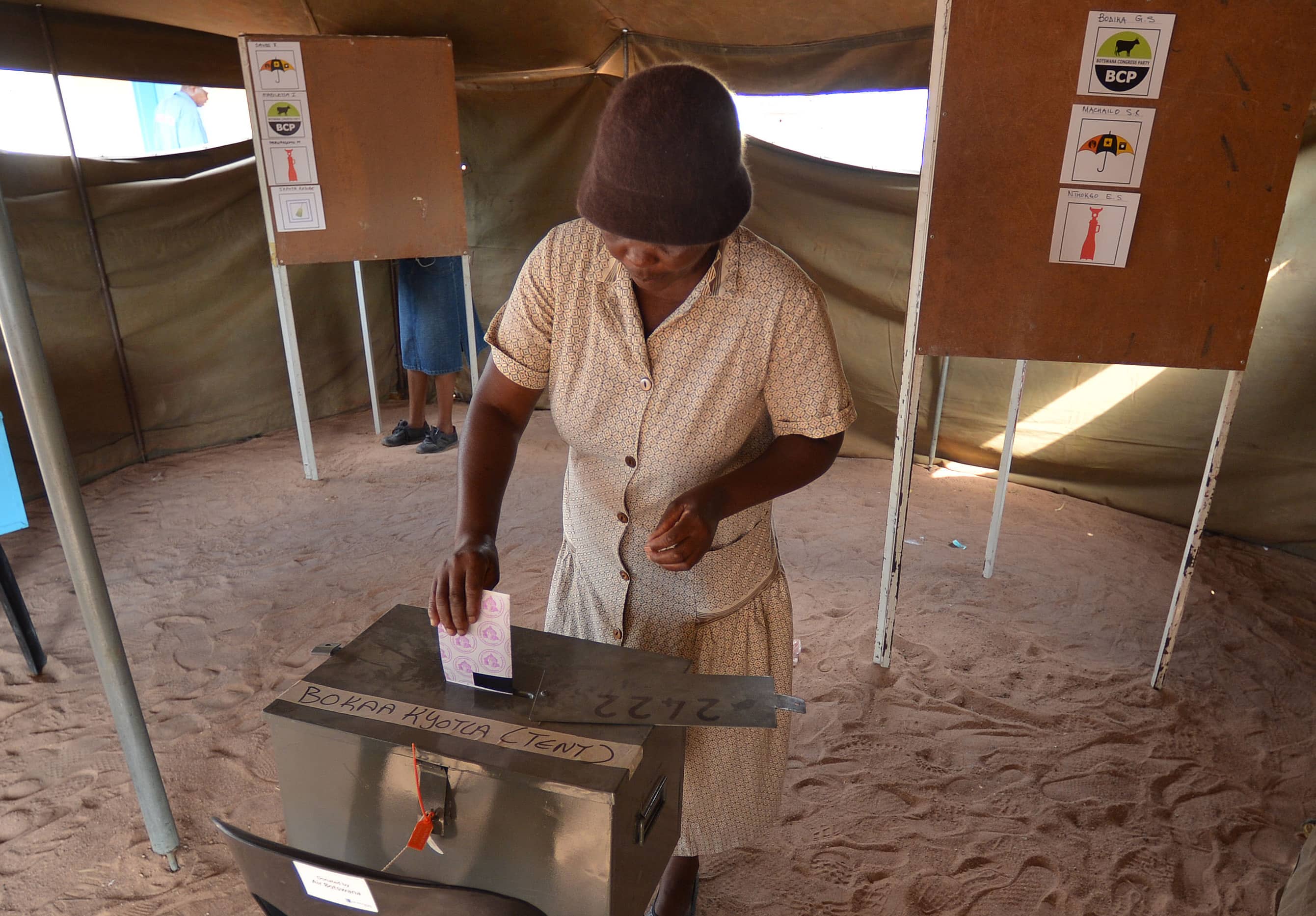 A voter casts her ballot at a polling station in Gaberone,  Botswana, 24 October 2014, AP Photo