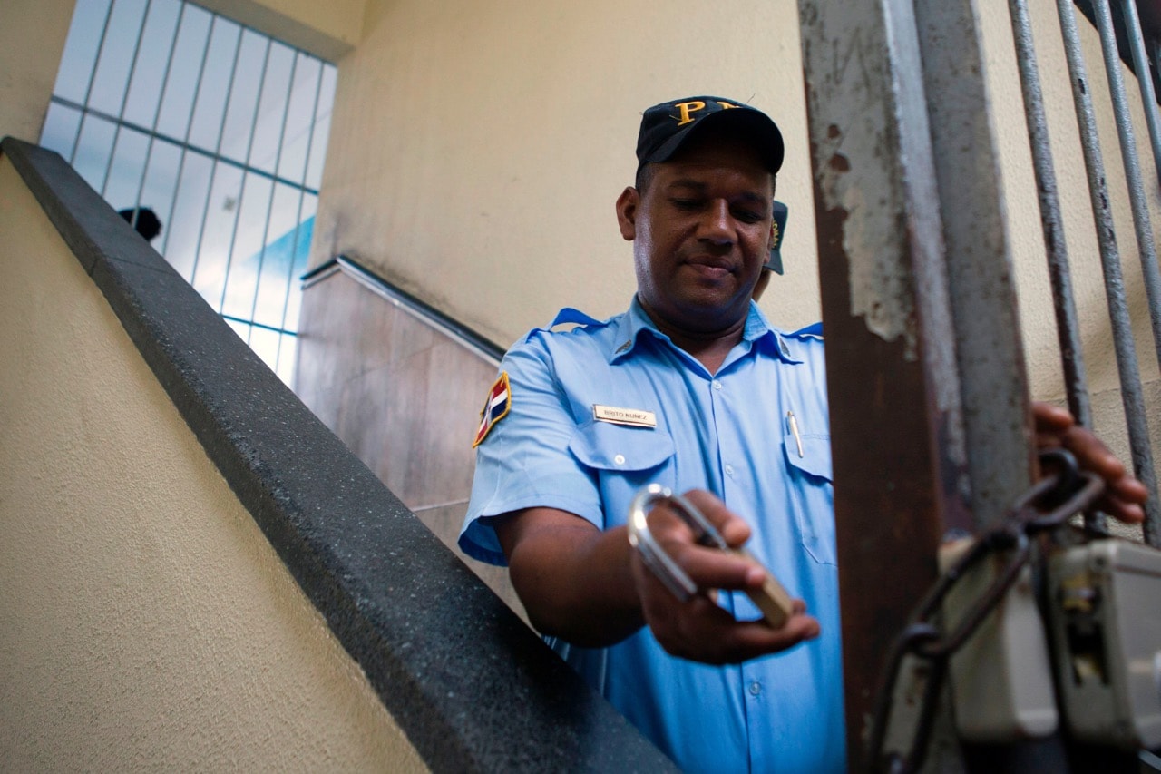 A police officer closes the gate to the Palace of Justice prison, in Santo Domingo, Dominican Republic, 30 May 2017, ERIKA SANTELICES/AFP/Getty Images