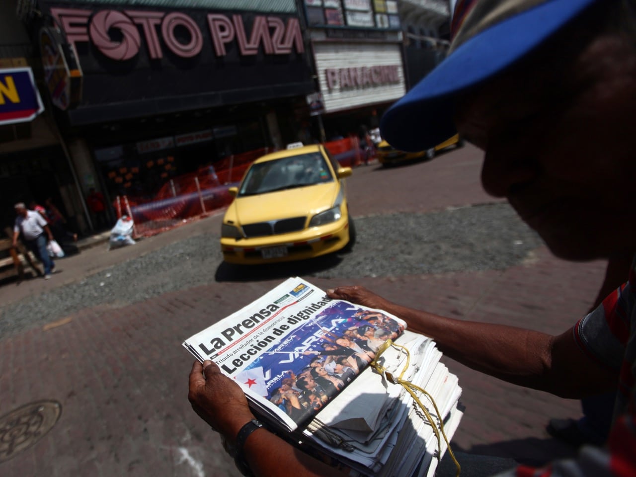 A man sells newspapers with headlines about elected president Juan Carlos Varela in Panama City, 5 May 2014 , REUTERS/Edgard Garrido