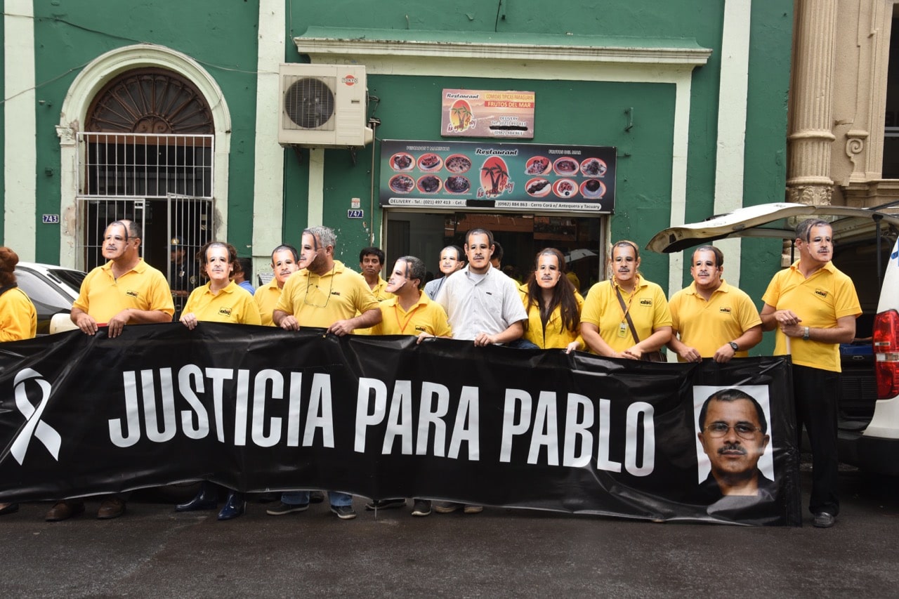 Paraguayan journalists call for justice for their slain colleague Pablo Medina and condemn former Ypejhu mayor Vilmar Neneco Acosta in front of the prosecutor's office in Asunción, Paraguay, 18 November 2015, NORBERTO DUARTE/AFP/Getty Images