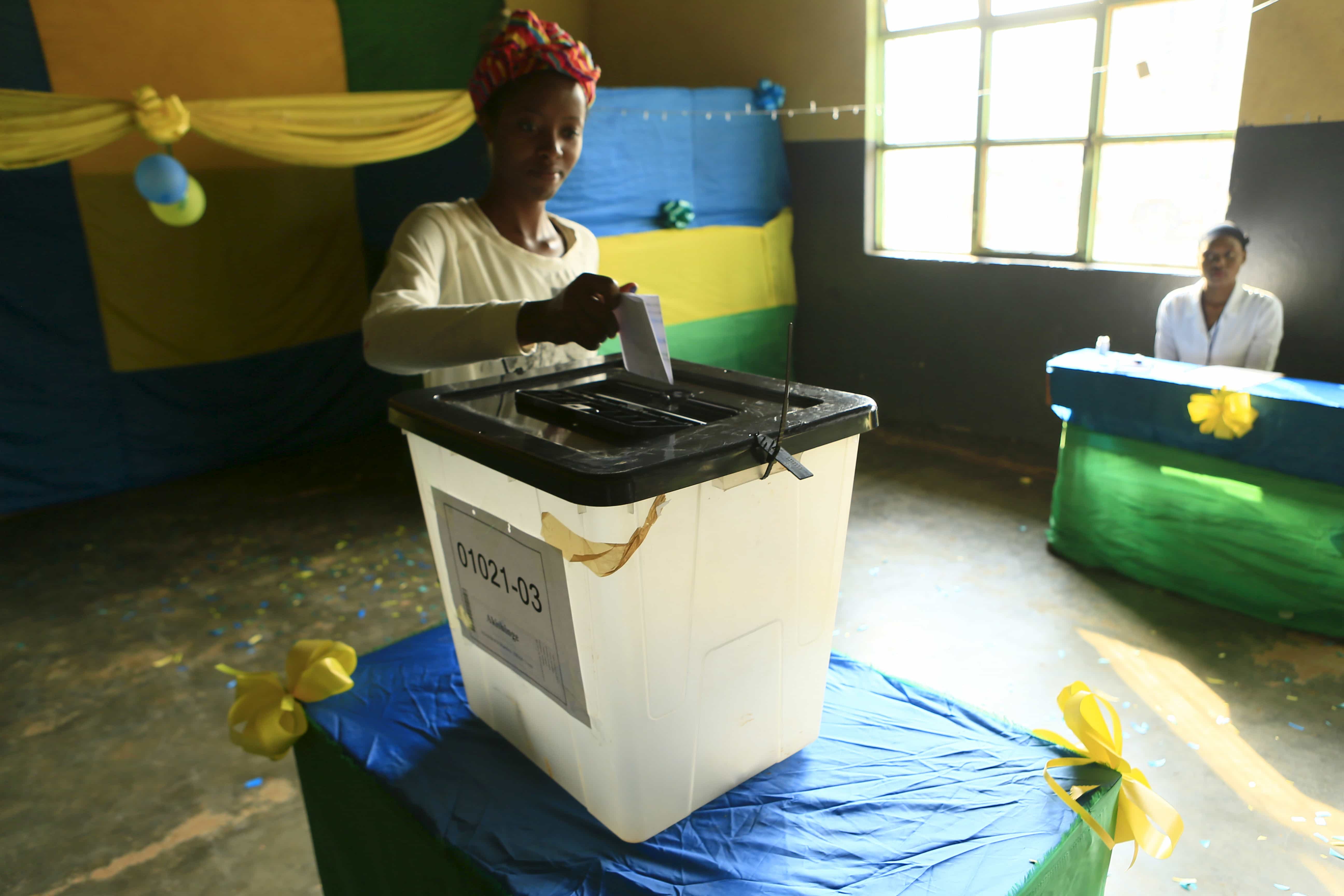 A woman casts her vote at a polling station in Rwanda's capital Kigali, 18 December 2015, REUTERS/James Akena